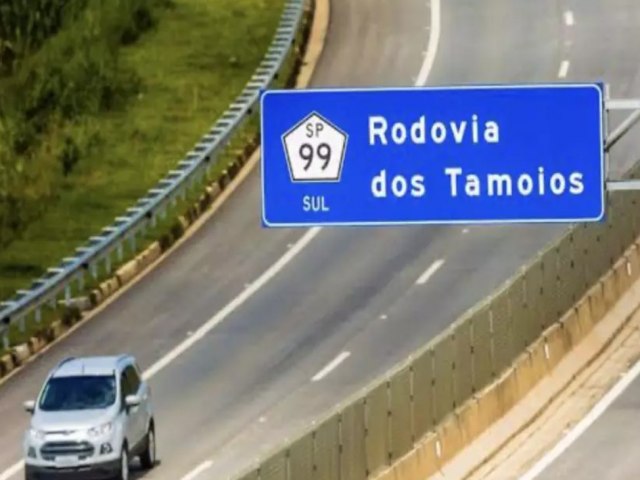 Motoqueiro morre na Tamoios aps batida frontal com veculo que seguia na contramo