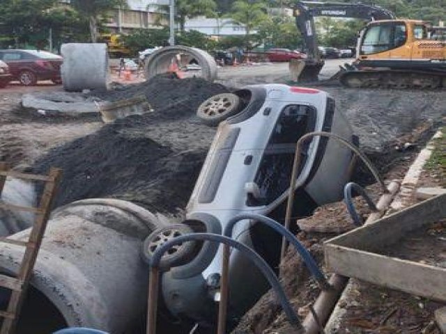 So Sebastio: Motorista cai em um buraco aberto para tubulao de drenagem na Vila Sahy