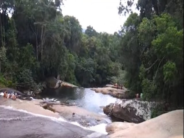 Homem  resgatado pelos bombeiros na Cachoeira do Prumirim em Ubatuba