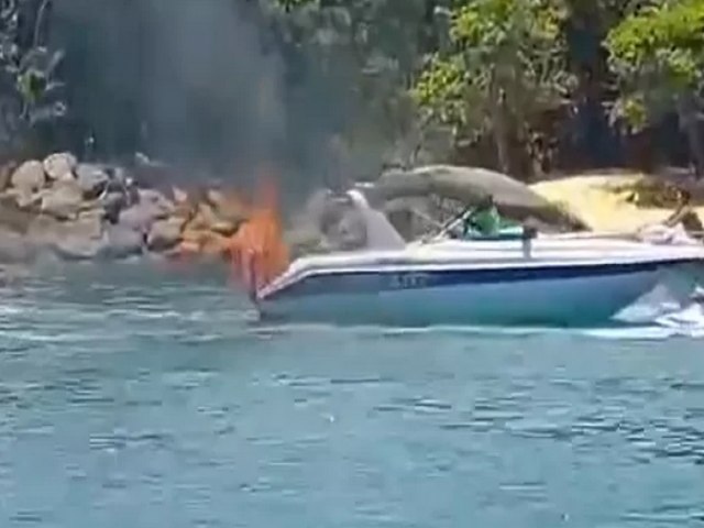 Famlia de turistas e marinheiro so resgatados aps incndio em lancha em Ubatuba