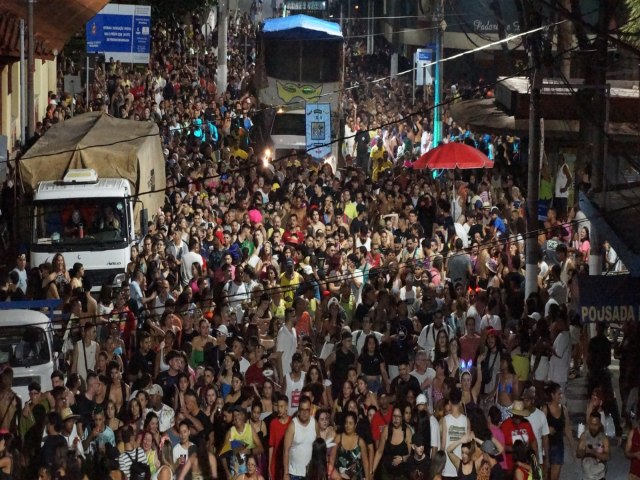 Carnaval de Pinda leva milhares de folies s ruas da cidade