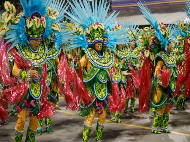 Escolas de samba campes desfilam hoje no sambdromo em SP