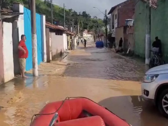 Guar tem noite de caos com ruas alagadas e rios transbordando aps chuva intensa