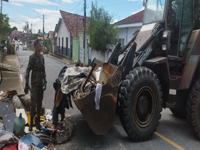 Combate  dengue em Pinda: Prefeitura e Exrcito fazem limpeza no Ip 2 e regio das Vilas