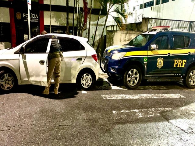 Polcia Rodoviria Federal apreende carro clonado na Via Dutra, em Taubat