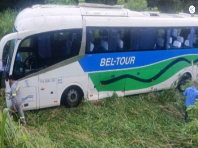 Acidente com nibus na Rio-Santos deixa 25 feridos