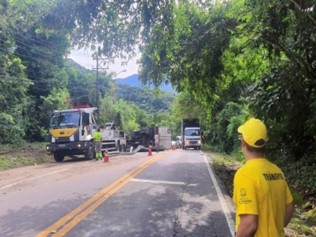 Dois acidentes com caminhes so registrados na perigosa serra Maresias-Boiucanga