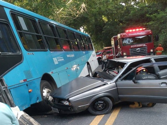 Acidente entre carro e nibus na SP-50, em So Jos