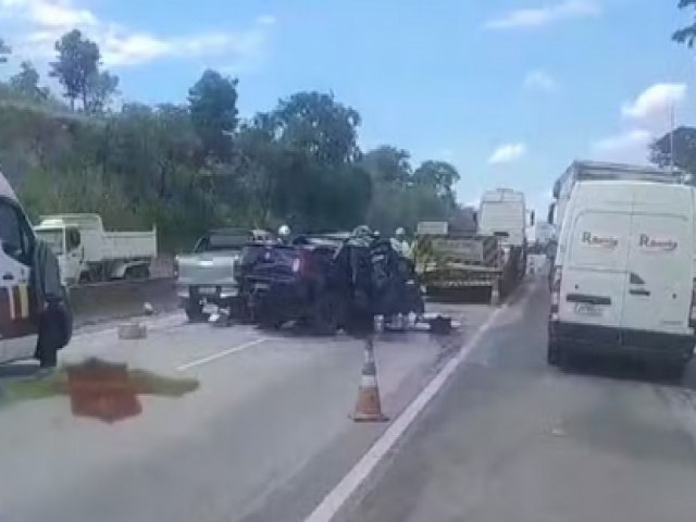 Dutra: Engavetamento entre dois carros e caminho provoca morte na regio de Pindamonhangaba