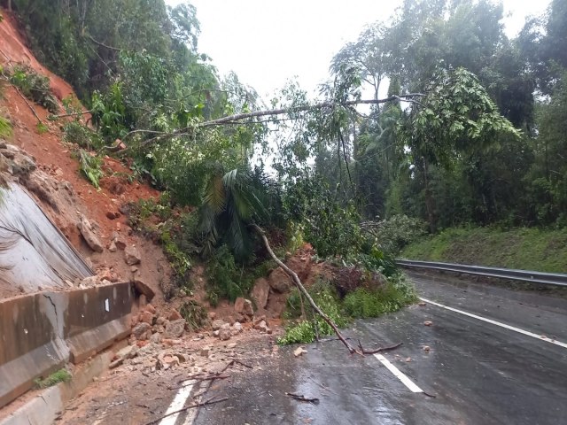 Serra Antiga da Tamoios tem deslizamento de terra