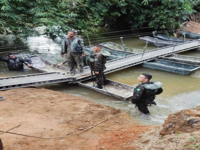 Aps queda de ponte, Ubatuba recebe apoio do Exrcito com construo provisria