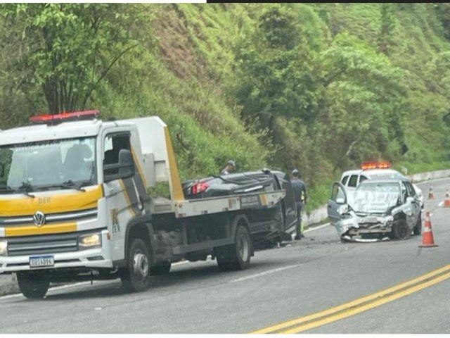 Acidente causou interdio na rodovia Floriano Rodrigues Pinheiro em Campos do Jordo