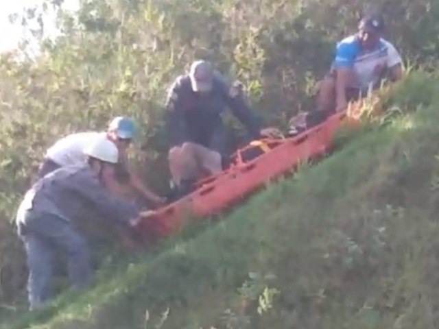 Piloto de paraglider fica ferido ao cair durante sobrevoo em Caraguatatuba