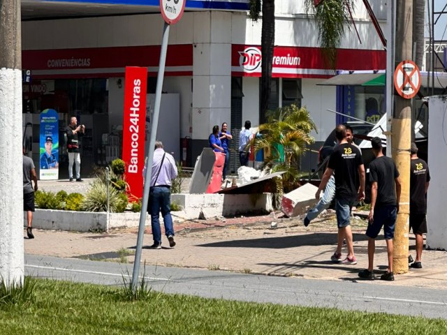 Estrutura desaba ao lado de posto em Guaratinguet