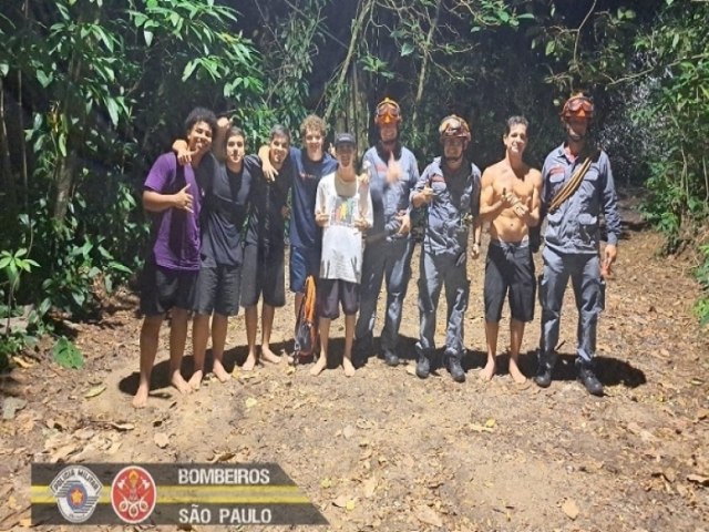 Bombeiros resgatam grupo que se perdeu em trilha de cachoeira em Caragu