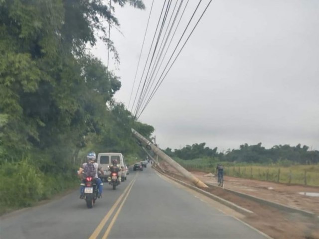 ATENO MOTORISTA: Estrada do Atanzio, em Pinda, tem trnsito complicado por queda de poste