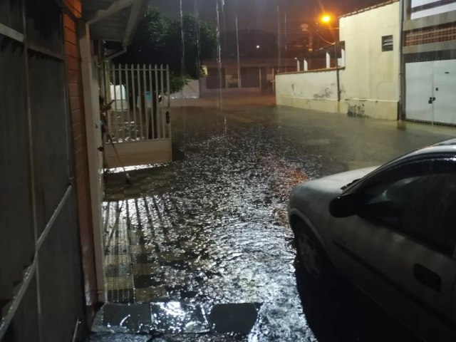 Chuva deixa moradores ilhados e causa outros estragos em Jacare