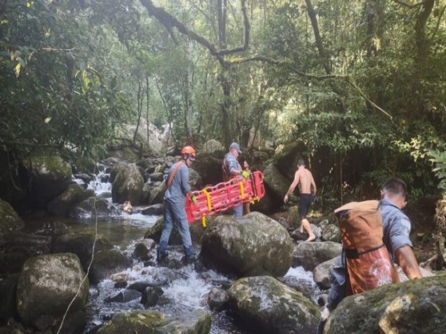 Bombeiros resgatam homem que se feriu ao mergulhar na Cachoeira do Mancha em Caraguatatuba