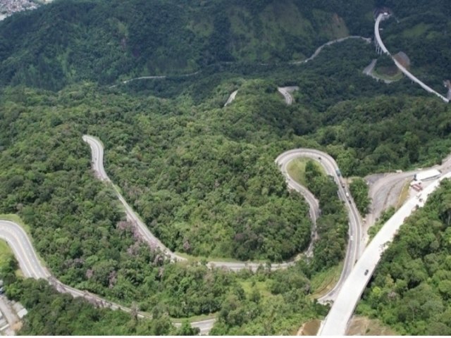 Serra Antiga da Rodovia dos Tamoios  liberada aps 12h de interdio