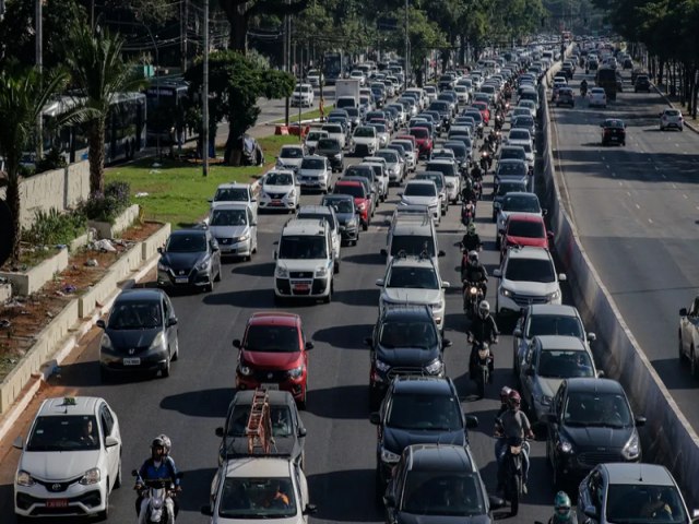 Mais de 2,5 milhes de automveis devem sair de SP na Pscoa