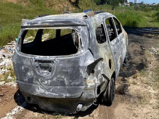 Motorista de aplicativo  roubada e tem carro queimado em So Jos 