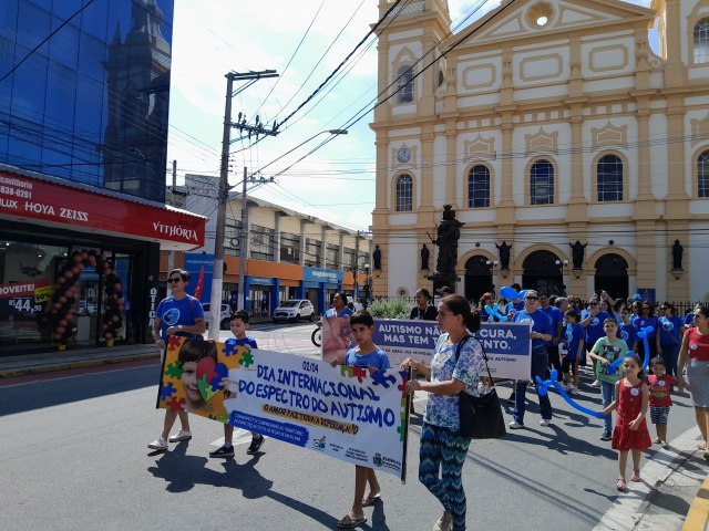 Caminhada de conscientizao do autismo movimenta centro de Pinda neste sbado