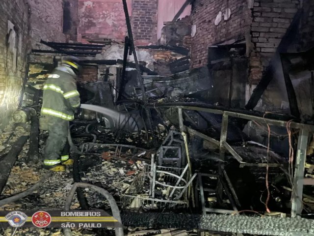 Bar fica destrudo aps incndio no Mercado de Taubat