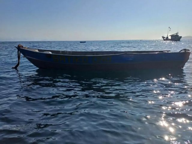 Encontrado barco de turistas que caram no mar em Ilhabela; dois esto desaparecidos