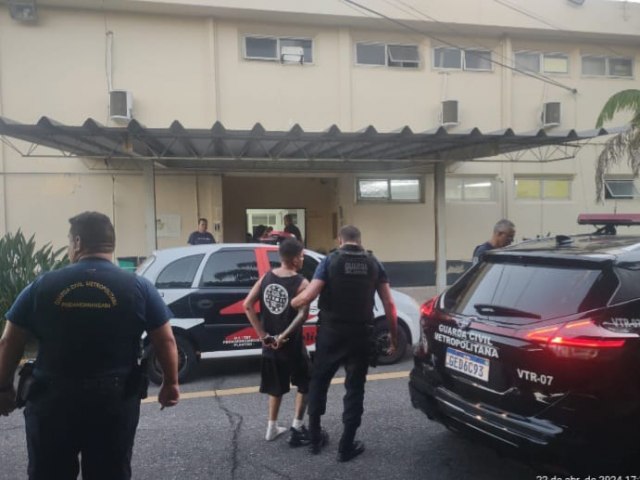 GCM encaminha  delegacia homem flagrado furtando bicicleta na Praa do Cruzeiro