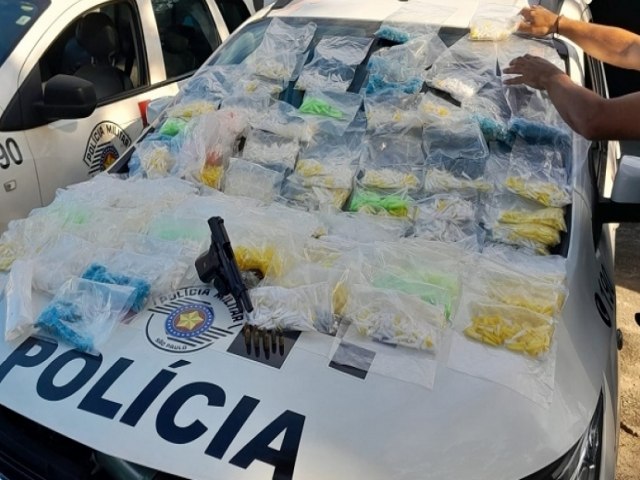 Polcia Militar prende trs por trfico e apreende quase 10 mil pores de drogas em Ubatuba