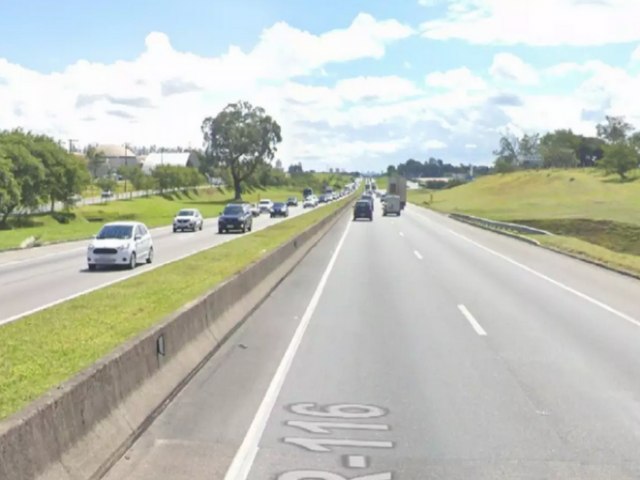 Caminhonete fura pneu na Dutra e carga cai sobre carro; motoristas ficam feridos