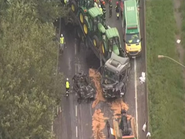 Carretas esmagam carro em tragdia com quatro mortos na rodovia Rgis Bittencourt