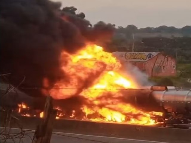 Coliso faz carreta que transportava combustvel pegar fogo na Dutra em Pindamonhangaba