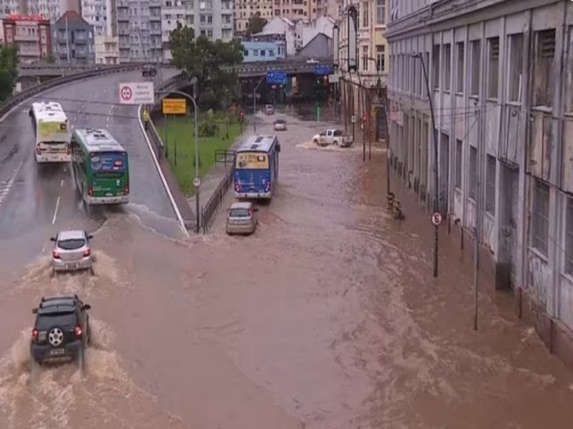 Rio Grande do Sul: Nvel do Guaba atinge 4,50 metros, e guas invadem ruas e rodoviria de Porto Alegre