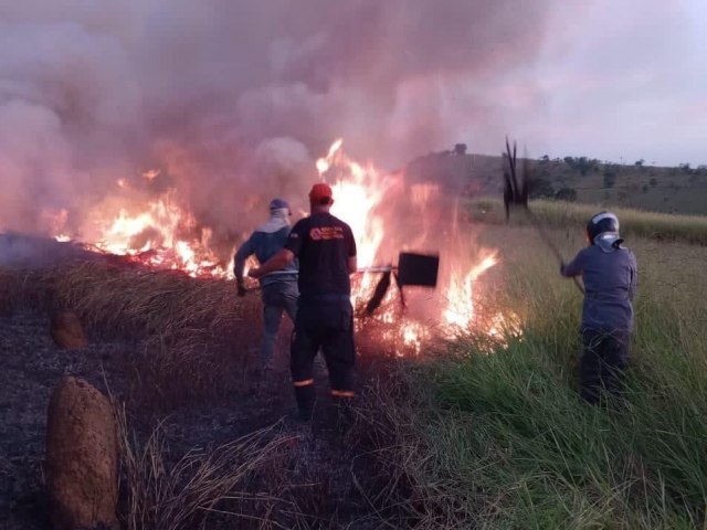 Pinda: Defesa Civil, Bombeiros e brigadistas controlam incndio prximo  Rodoviria