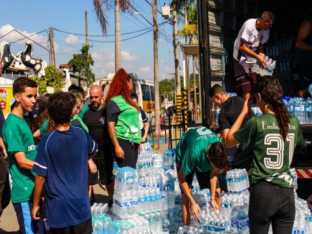 Pinda arrecada gua, produtos de higiene, de limpeza e rao para vtimas das enchentes no Sul