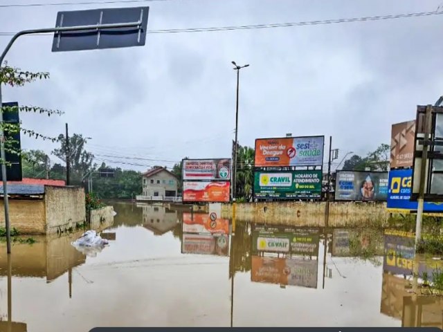 Chuvas em Santa Catarina obrigam 925 pessoas a abandonar casas