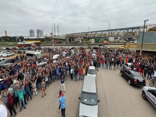 Funcionrios terceirizados da Revap entram em greve