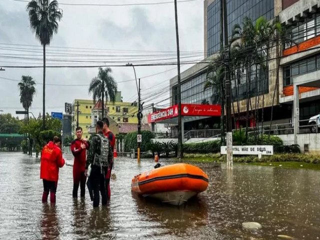 gua sobe e assusta moradores de diferentes pontos de Porto Alegre