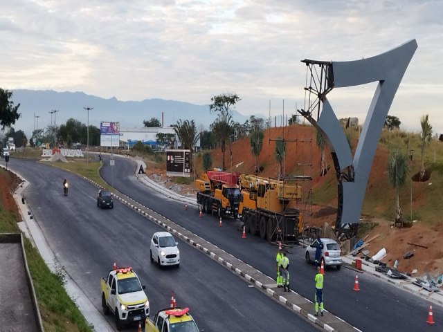 Portal de entrada de Pinda comea a ser instalado