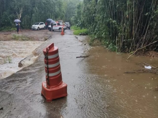 Chuva deixa famlia desabrigada, interdita ponte e ruas em Ubatuba