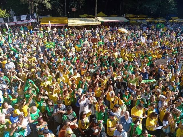 Manifestantes fazem ato na Avenida Paulista contra Lula, neste domingo