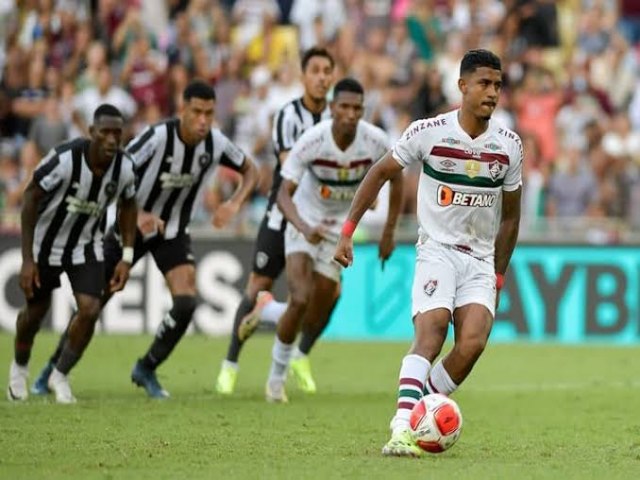 Botafogo derrota Fluminense e dorme na liderana do Brasileiro