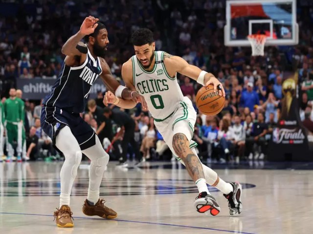 NBA: Boston Celtics vence Dallas Mavericks pela 3 vez seguida e fica a uma vitria do ttulo