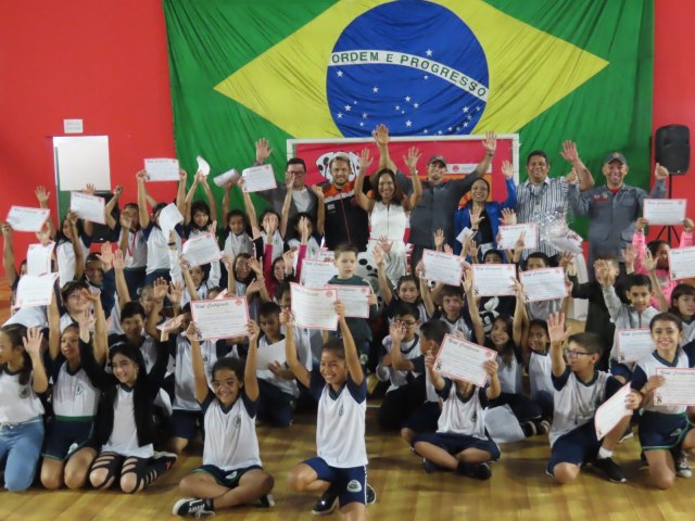 Programa Bombeiro na Escola, em Pinda, promove formatura de cerca de 600 alunos