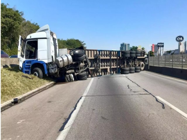 Carreta com 20 toneladas de perfume tomba na Dutra