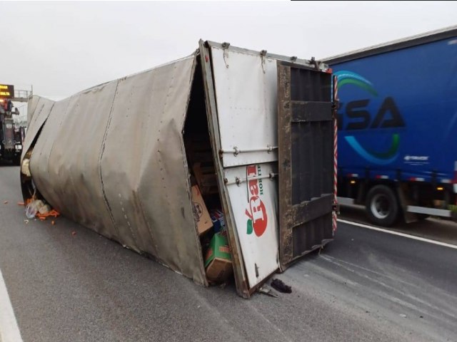 Caminho tomba na Via Dutra, em Pinda, na manh desta segunda-feira 