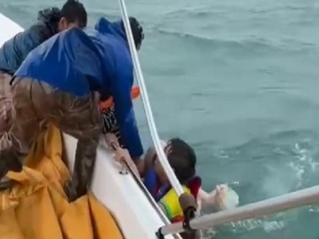 Seis so resgatados por pescadores aps lancha afundar no sul de Ilhabela