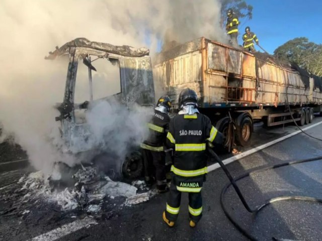 Caminho de sucata pega fogo na Dom Pedro, em Jacare 