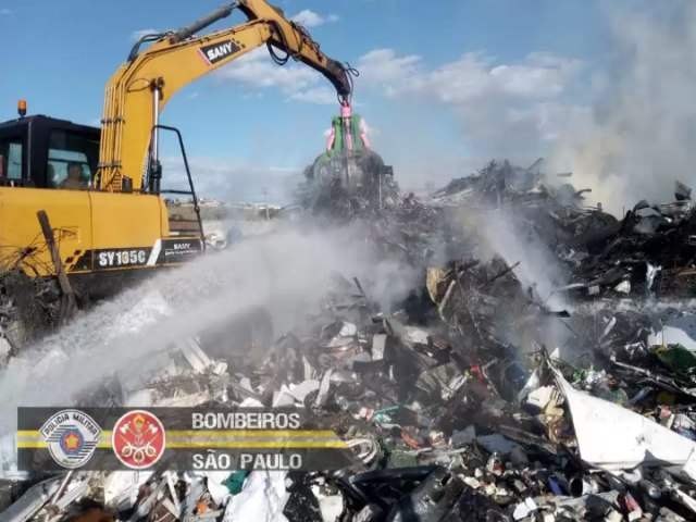 Incndio em empresa de reciclagem mobiliza bombeiros em Caapava